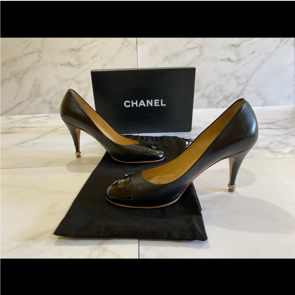 CHANEL leather & patent logo heels